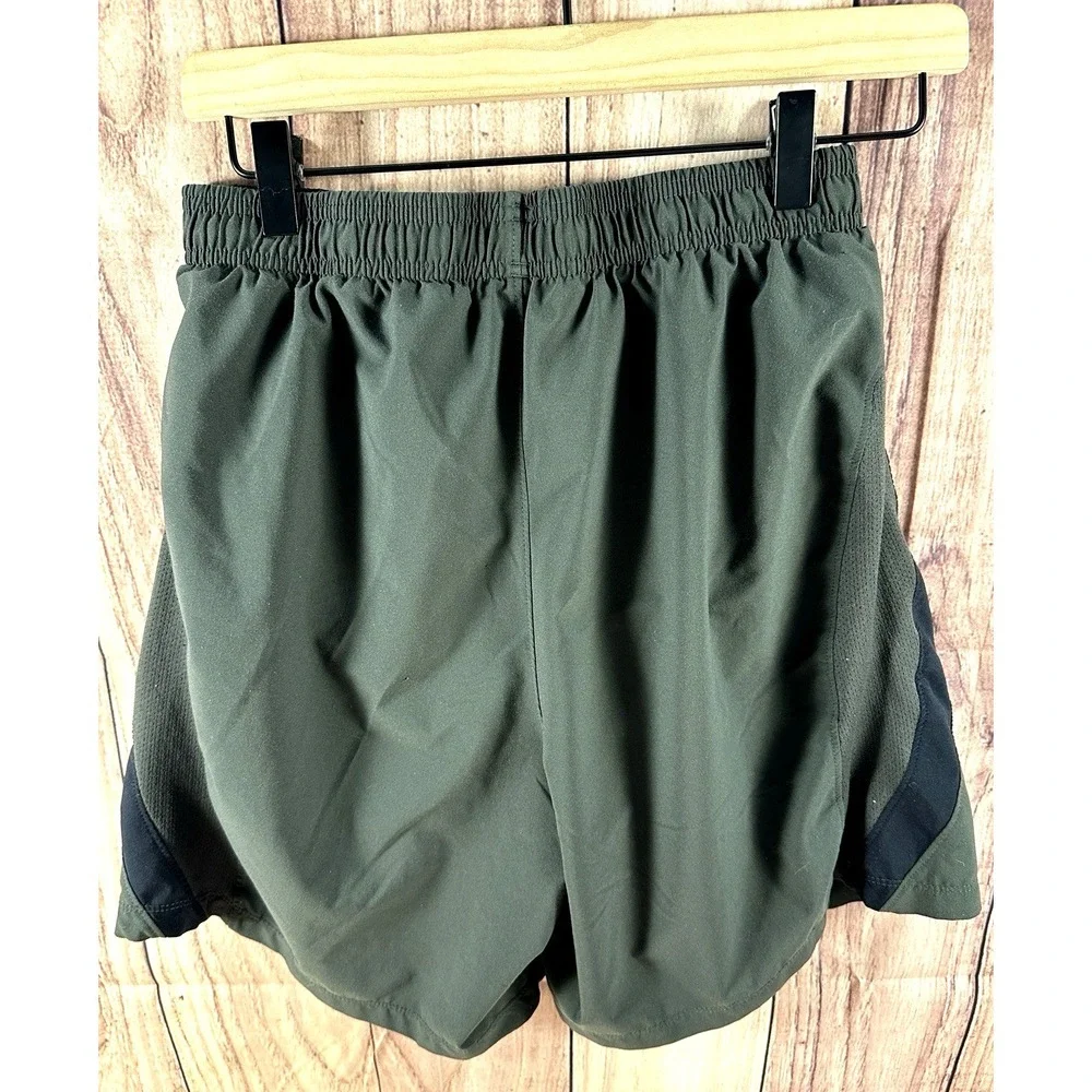 Under Armour Men Athletic Shorts Army Green MEDIUM Drawstring 26 x 6 Lined